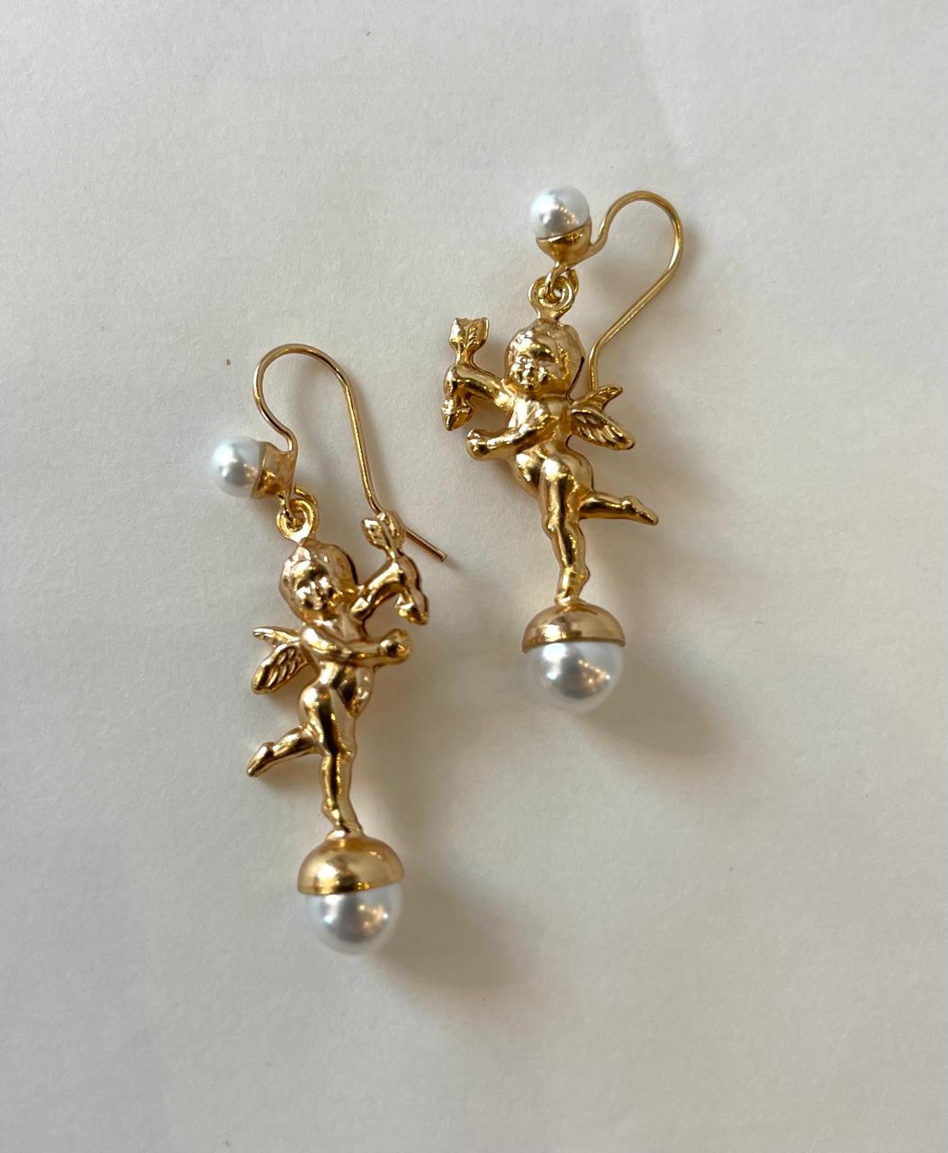 BLAKLACE -ANGEL PEARL HANGING EARRING